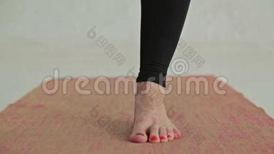 女人练习瑜伽-阿达巴达帕达玛帕达古斯塔萨纳-平衡脚趾。